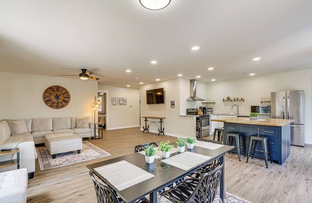 Grill, Boat Slip, & Game Room: Calm Cove Apt!