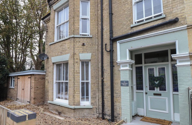 GROSVENOR HOUSE, pet friendly, character holiday cottage in Lowestoft