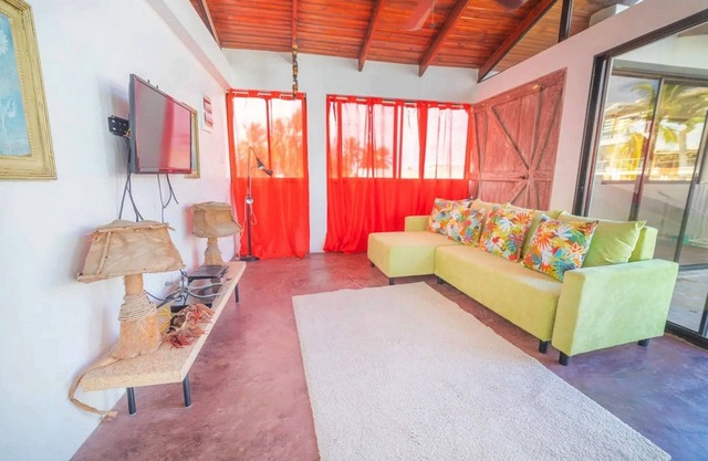 Ground-floor apt, pool, 1-minute walk to beach/supermarket, perfect for seniors!