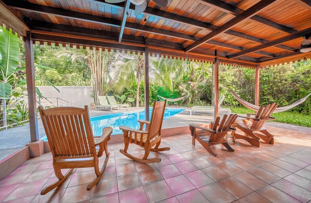 Ground floor w' terrace - a min’ walk to the beach