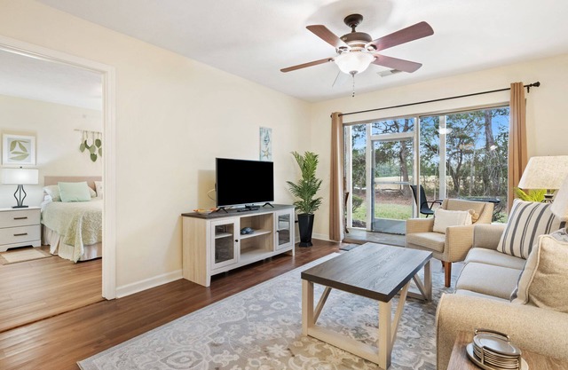 Ground-Level Condo 2 bedroom, Pet Friendly, Across from Pool + Huntington State Park Pass