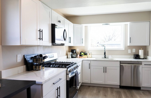 Group Getaway- close to airport and downtown!