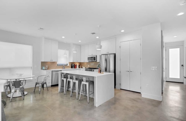 Group Getaway with Views - Sleeps 12 - Free Parking