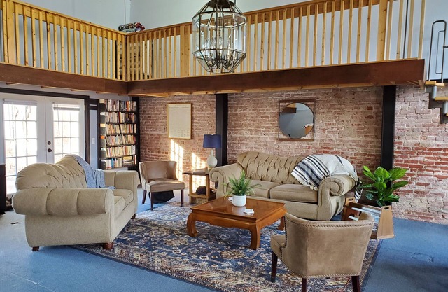 Grouse Valley Lodge perfect for large groups. 50 minutes from Pioneer Woman.