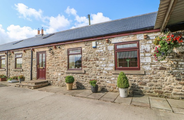 GROVE COTTAGE, family friendly, with open fire in Butterknowle