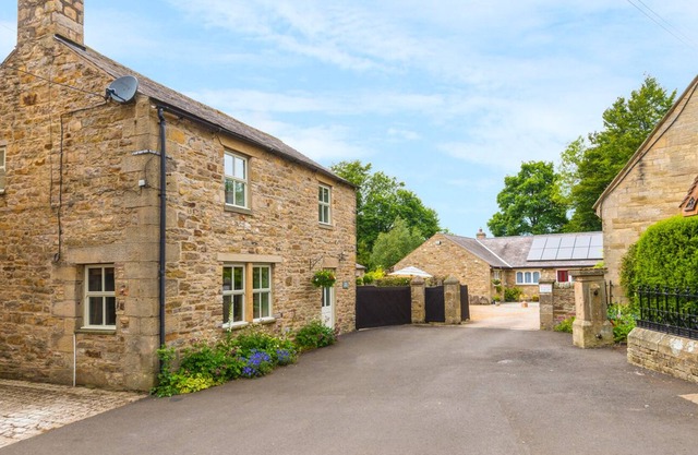 GROVE COTTAGE, pet friendly, character holiday cottage in Allendale