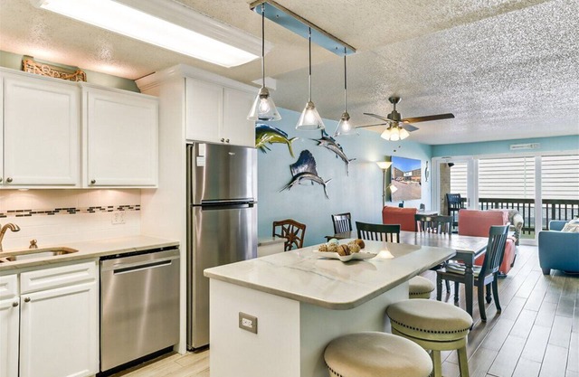 GSC Unit 203 | Extended Private Balcony | Pool, Hot Tub, Pickle Ball & BBQ