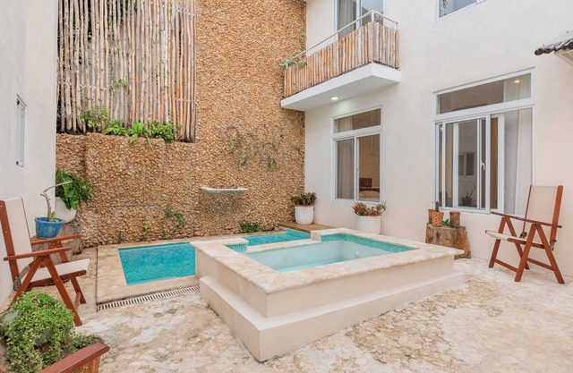 Guacanagarix 2-bdrm apt with ensuite baths, fully equipped kitchen and charm.