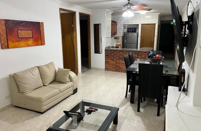 Guest friendly 3 bedroom apartment near beach, Pool+Jacuzzi