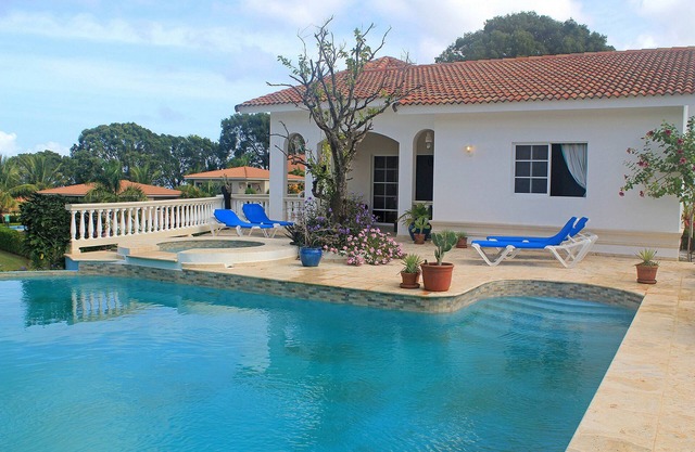 Guest-friendly 10BD complex steps from beaches/bars/restaurants/shops