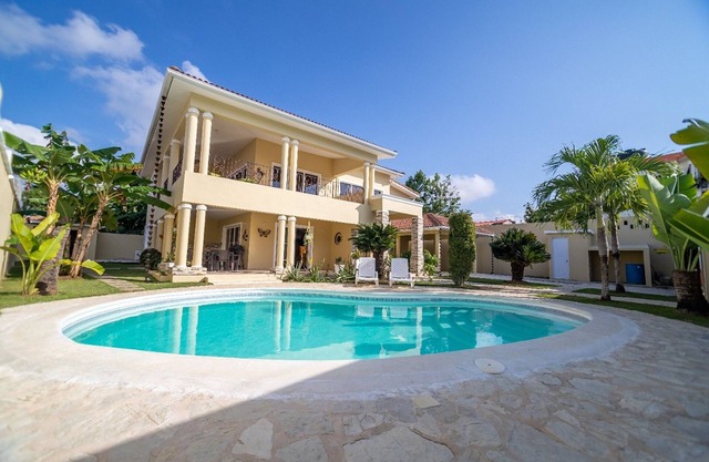 Guest-friendly 4BD/5 BTH villa with pool in the center of Sosua El Batey