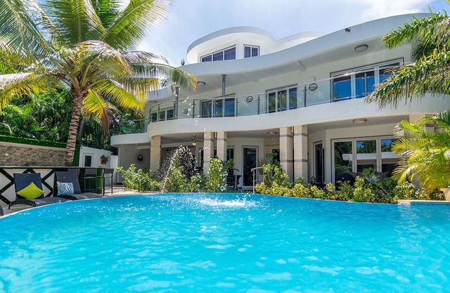 Guest-friendly 9BD/9BA party complex in central Sosua