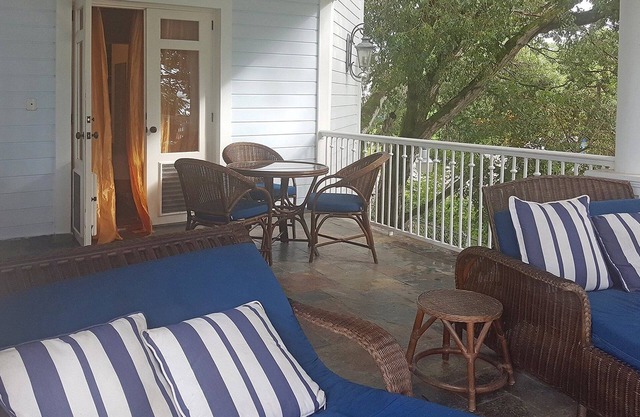 Guest-friendly beachfront 3BD 3BTH apt, sea views, pool, near shops/restaurants