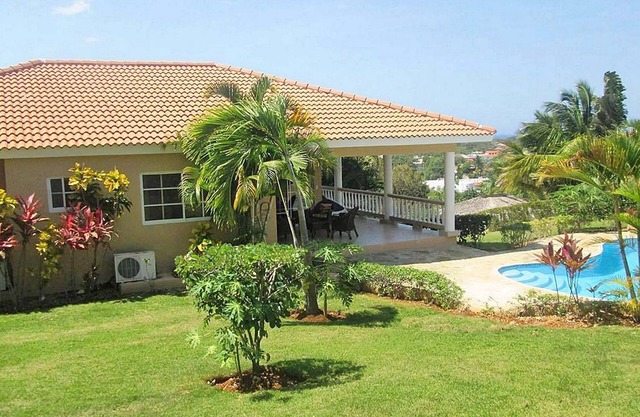 Guest-friendly central complex, 8 bedrooms, 2 pools, tennis/basket/soccer courts