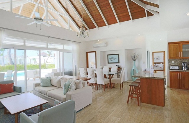 Guest-friendly villa on sandy beach, private pool & golf cart, gym/tennis!