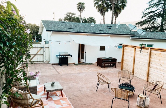 Guest house 1 mi. to State St. & beach! Mountain views, BBQ, fire pit, patio