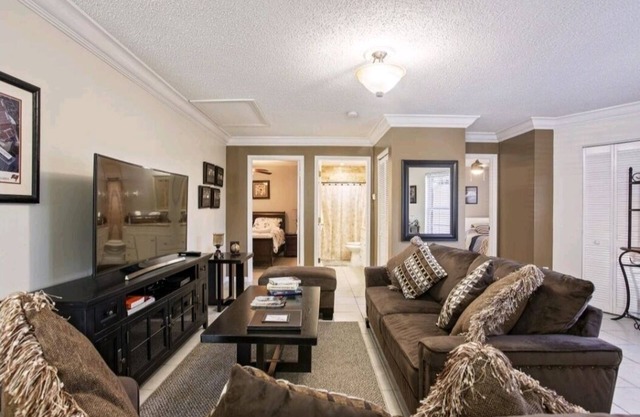 Guest house close to everything 2B1B access 24/7