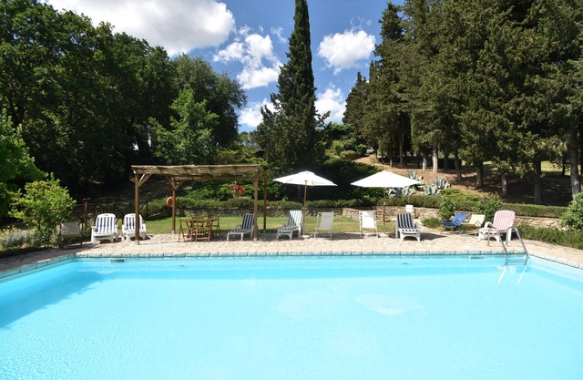 Guest House in Villa with pool, terrace, walks, 10 min. Siena, Chianti.