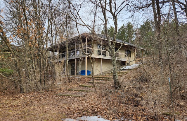 Guest house on secluded 120 acre property minutes from Chain 0' Lakes