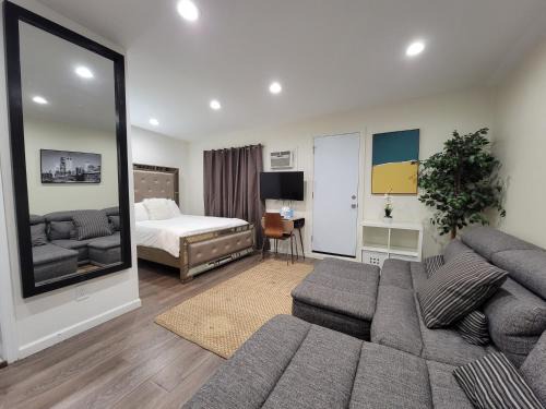 Guest suite near La Cienega Park Beverly Hills next to LACMA La Brea Tar Pits Peterson Museum and Academy Awards Museum