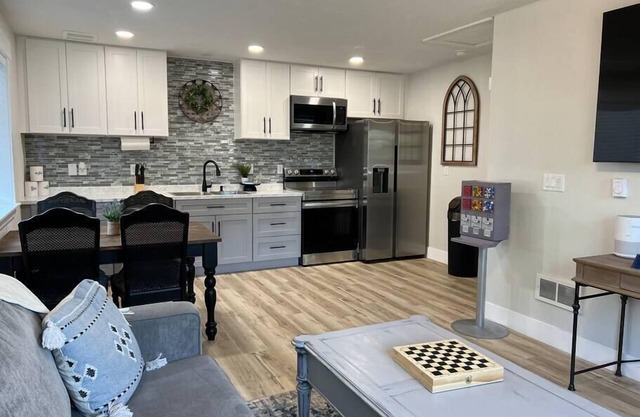 Guest Suites -1998 #4 Peaceful 1 bedroom 1 bath Suite