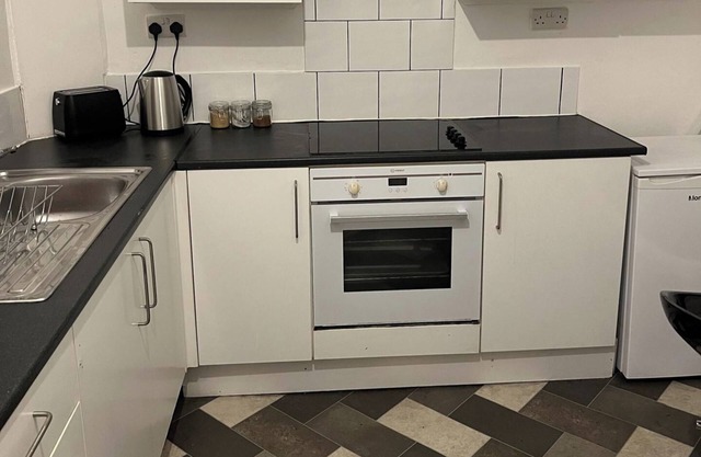 GuestHouse-2BR-Parking-WiFi-ToiletriesProvided