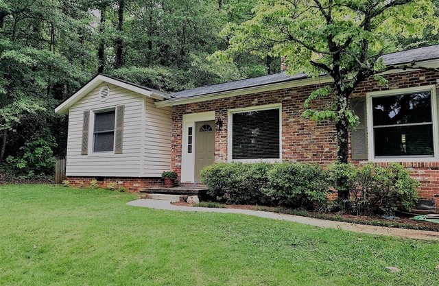 "Guesthouse" Cozy private home with a custom golf putting green!