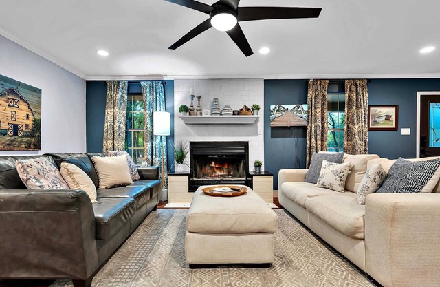 Guesthouse with a Game Room! 17 min to Silos!