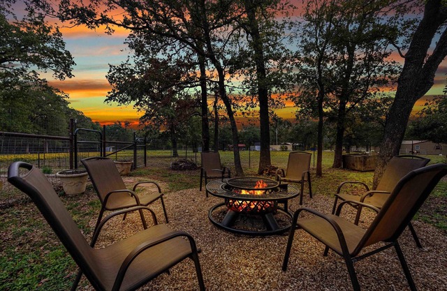 Guesthouse with a Game Room! 17 min to Silos!