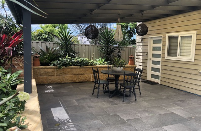 Guesthouse with Pool & BBQ - 10 kms from CBD