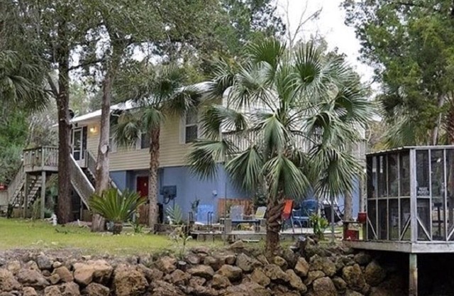 GULF ACCESS home w/dockage, private yard & 2 min walk to eat and stores!