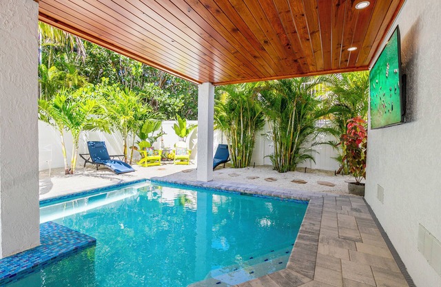 Gulf view~Elite Rating top 1%~New 3 bed 3 bath~HEATED POOL~30 sec walk to beach!