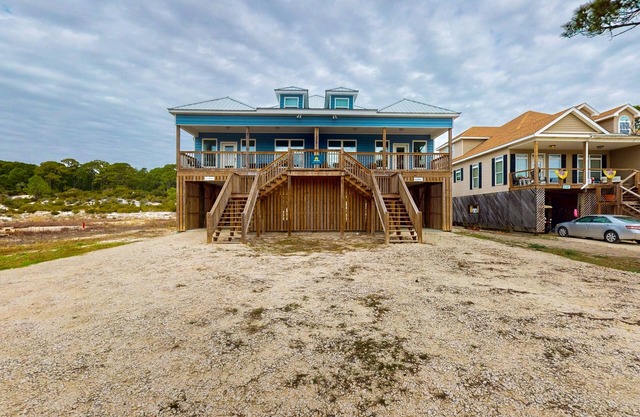 Gulfview duplex with loft, full kitchen, and washer and dryer.