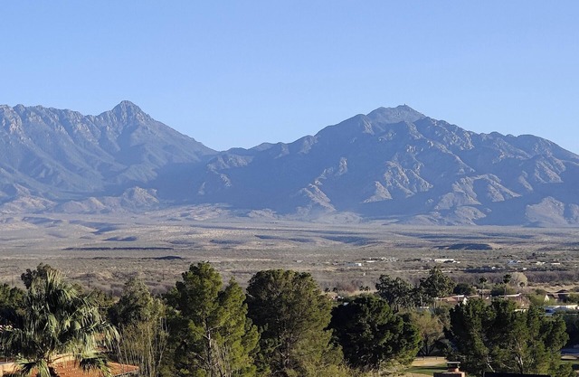 GV Paradise: Stunning Panoramic Vista From This Spacious Green Valley Home!