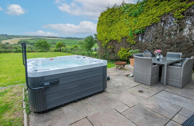 Gwestyr Wennol, Holiday Home Trefin, Sleeps 6, 3 bedrooms, bathrooms