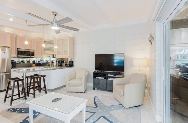 H2O Therapy 2 bed 2 bath on Open Water w/Cabana Cl