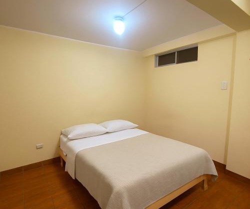 Habitación frente a centro comercial