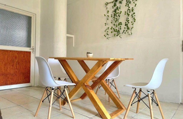 Habitación privada en edificio céntrico (amarillo)