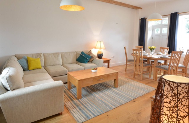 HADDON, BLYTHBURGH, family friendly, with pool in Southwold