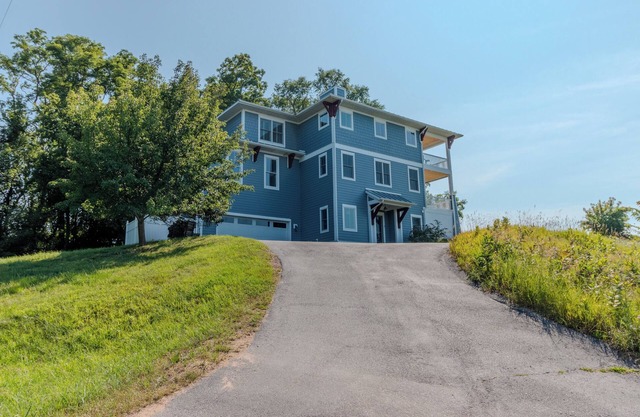 Hadrian's Bluff: A 4 bedroom family friendly home overlooking Lake Michigan