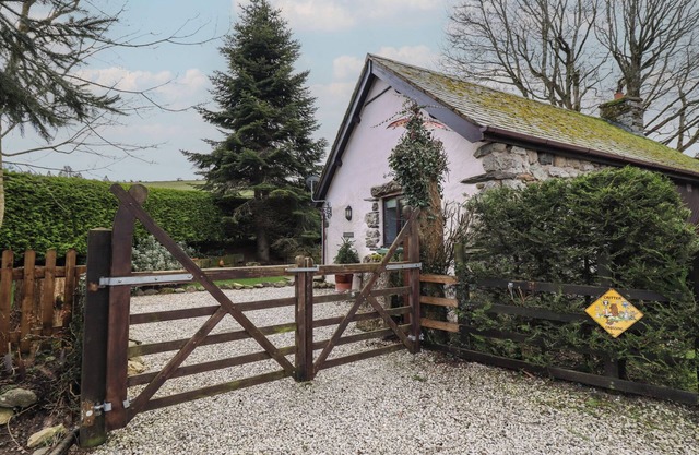 HAFOTY BOETH COTTAGE, with a garden in Corwen