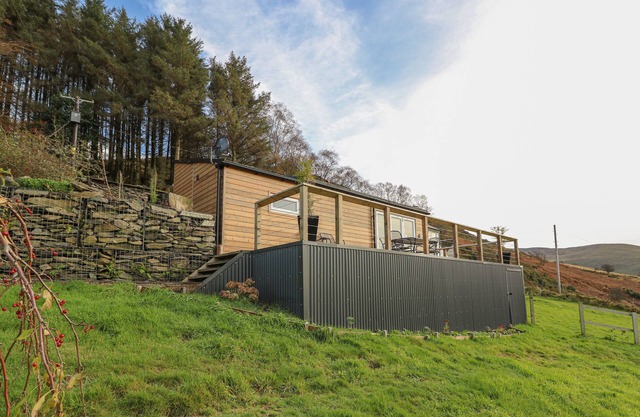 HAKA LODGE, pet friendly, character holiday cottage in Devil’s Bridge
