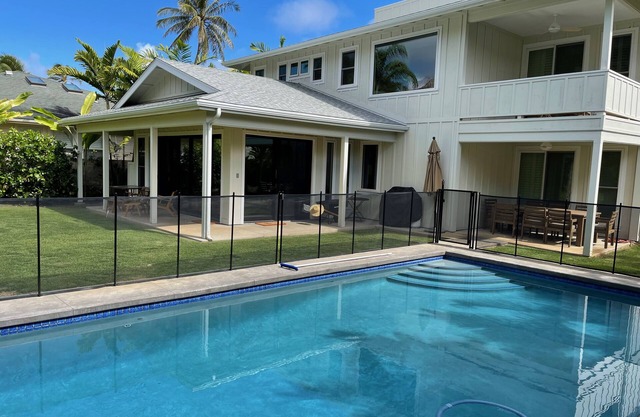 Hale Nani Lanikai: Beautiful Tropical Home Close to Beach w/Pool, Yard & AC