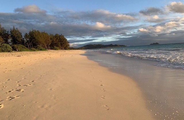 Half block to Waimanalo Beach, cute 3-br bungalow