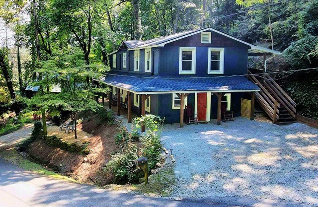 Half Mile Walk to Downtown Clayton. Wi-Fi, Fire Pit, Hot Tub, Free Parking.