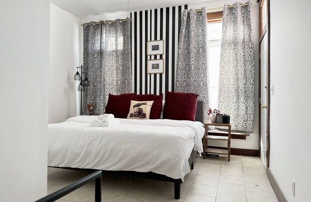 Halloween Suite/2BD/1BA Apt in Holiday Housenn