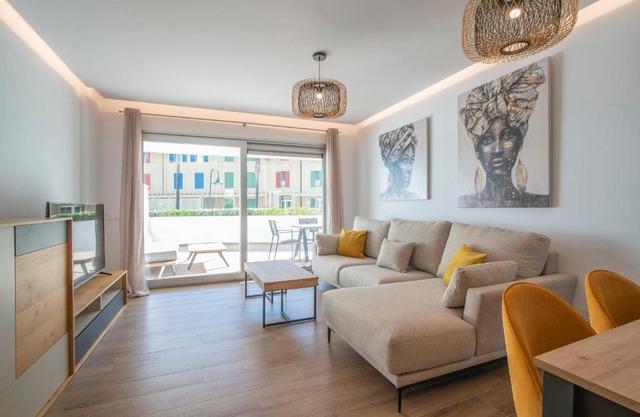 Halo - Deluxe Apartment With Terrace Steps From The Beach