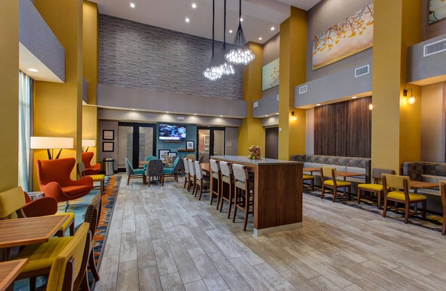 Hampton Inn & Suites Wichita/Airport