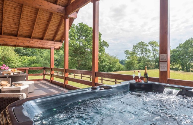 HAMPTON LODGE, family friendly, luxury holiday cottage in Ellesmere