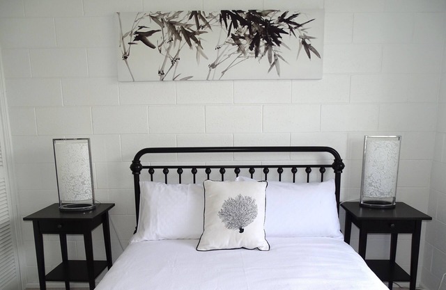 "Hamptons" self-contained holiday unit. Walk to beach and shops